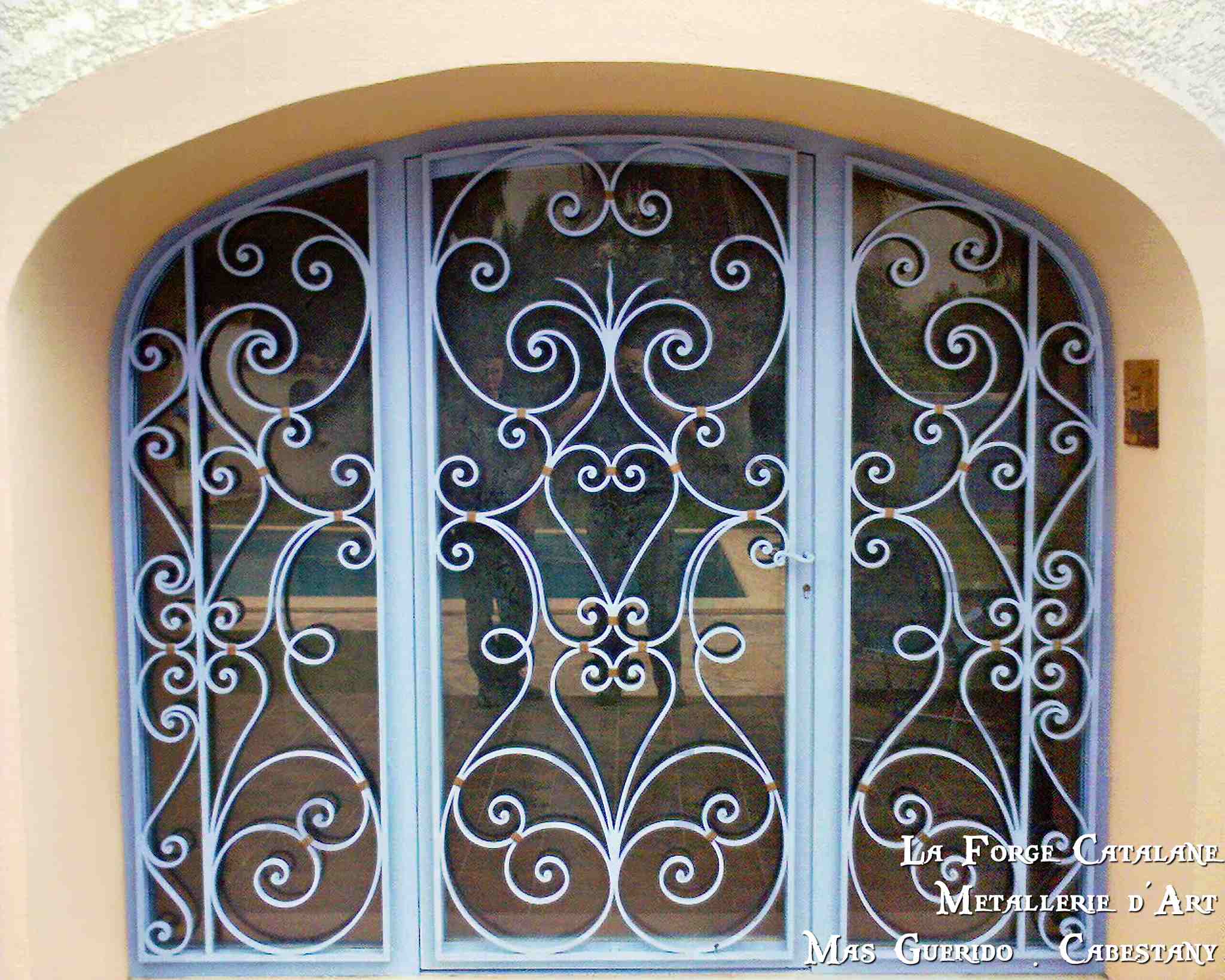 porte entree vitree volutes travail a la forge forge catalane.jpg